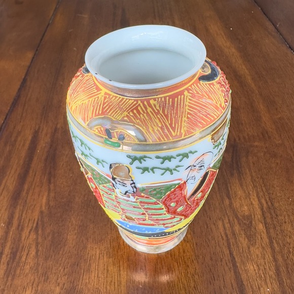 Small Japanese Satsuma Vase with Moriage Chinoiserie Gold Trim Colorful 5" - Picture 13 of 13